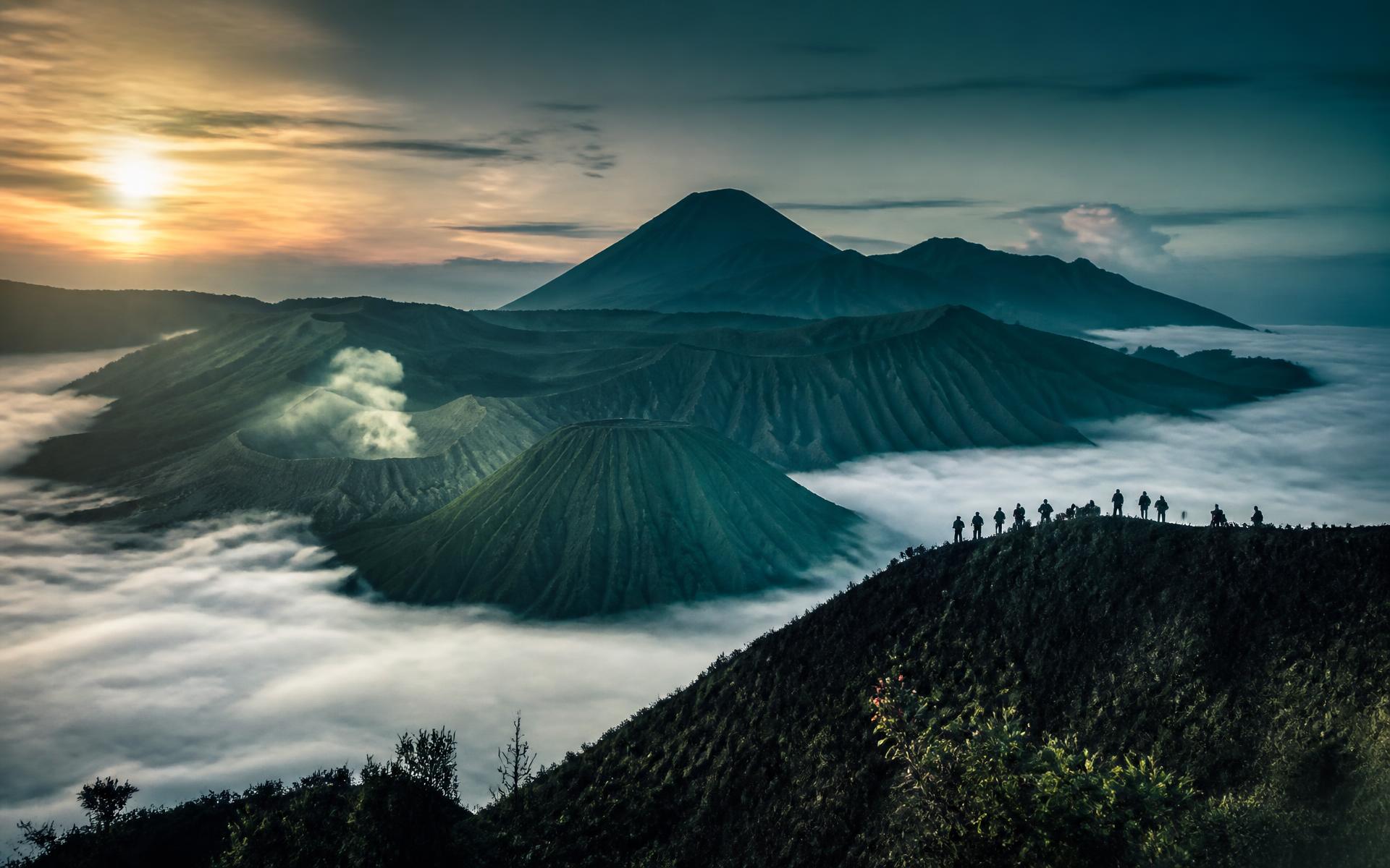 Punggungan gunung di atas lautan awan saat matahari terbit